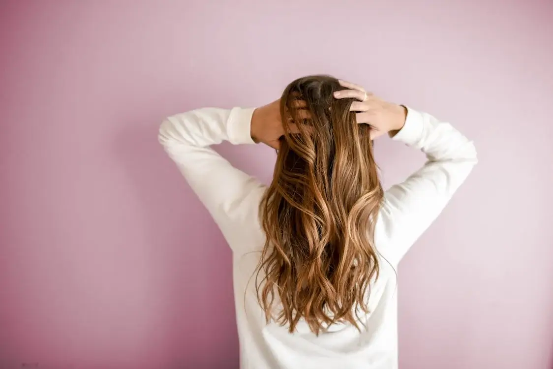 Imagem ilustrativa de uma mulher com as mãos no cabelo, retratando a queda de cabelo associada à Síndrome do Ovário Policístico (SOP). Explore nosso post informativo sobre como a SOP pode afetar a saúde capilar e causar queda de cabelo. Descubra as possíveis causas dessa condição, dicas de cuidados com o cabelo e estratégias para promover o crescimento saudável dos fios. Visite nosso site para obter informações abrangentes sobre a relação entre SOP e queda de cabelo, e como lidar com esse problema de forma eficaz.