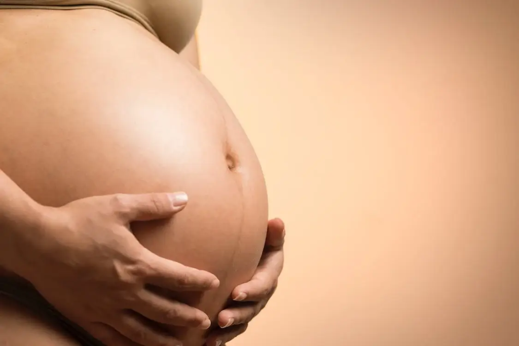 Imagem ilustrativa de uma mulher com uma barriga grávida, destacando a relação entre infertilidade e a Síndrome do Ovário Policístico (SOP). Neste post abrangente, abordamos a conexão entre a SOP e a dificuldade em conceber. Explore as causas da infertilidade relacionada à SOP, os tratamentos disponíveis e estratégias para melhorar as chances de engravidar.