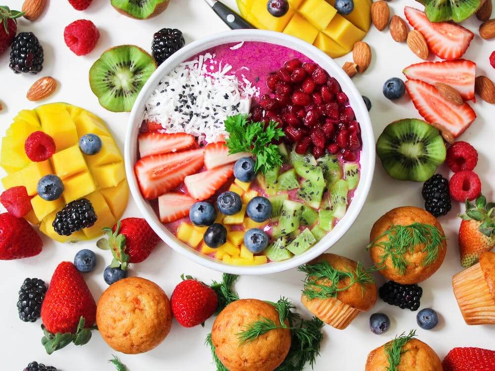 Imagem ilustrativa de uma variedade de frutas, destacando a importância da alimentação na abordagem do tratamento da Síndrome do Ovário Policístico (SOP). Neste post, apresentamos 10 frutas altamente benéficas para o tratamento da SOP. Descubra como essas frutas podem ajudar a equilibrar os hormônios, regular o ciclo menstrual e aliviar os sintomas da SOP.