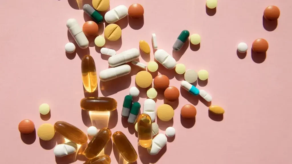 Imagem ilustrativa de uma variedade de suplementos, representando o uso de suplementos no tratamento da Síndrome do Ovário Policístico (SOP). Neste post informativo, exploramos o que é a SOP, seus sintomas e como os suplementos podem auxiliar no tratamento dessa condição hormonal. Descubra os benefícios de suplementos específicos, suas propriedades e como podem ajudar a equilibrar os hormônios e aliviar os sintomas da SOP.